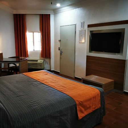 Hotel Premier 埃莫西约 外观 照片