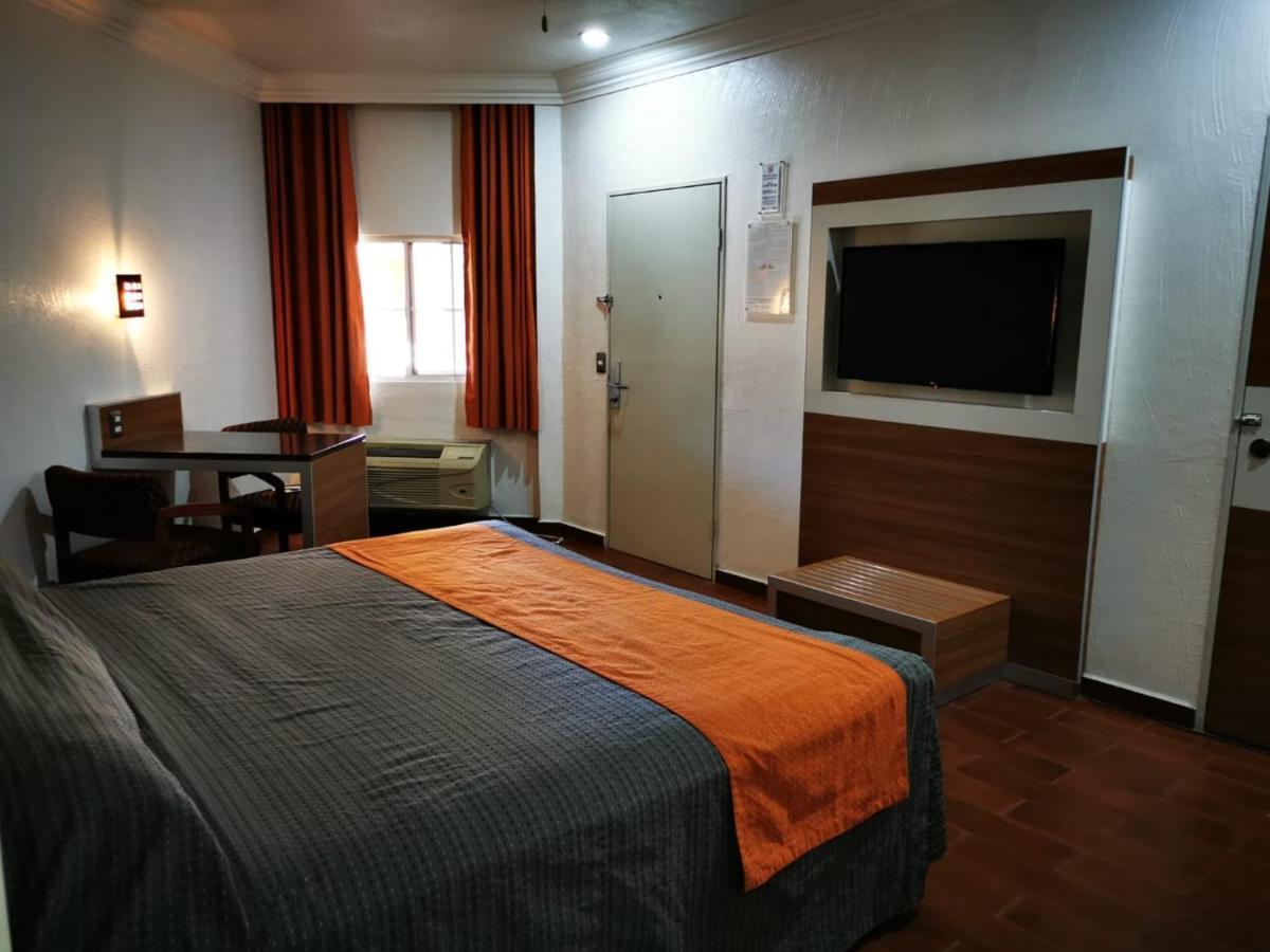 Hotel Premier 埃莫西约 外观 照片