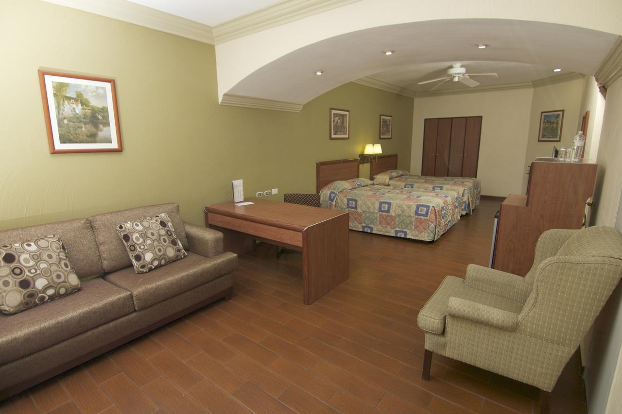 Hotel Premier 埃莫西约 外观 照片