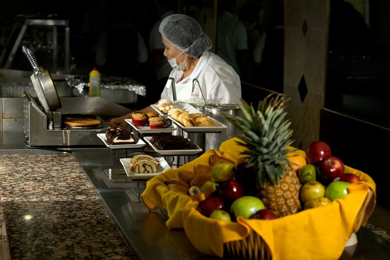Hotel Premier 埃莫西约 外观 照片