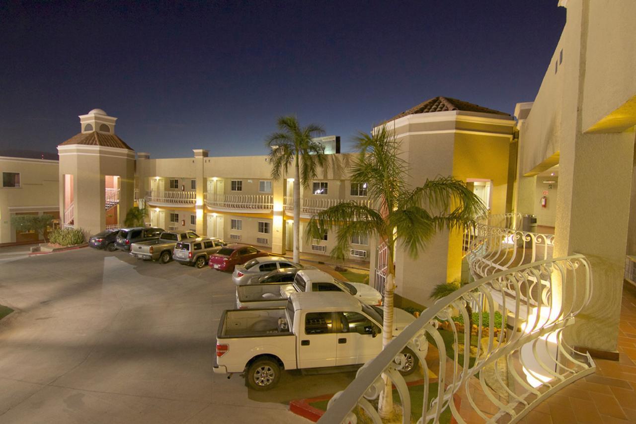 Hotel Premier 埃莫西约 外观 照片