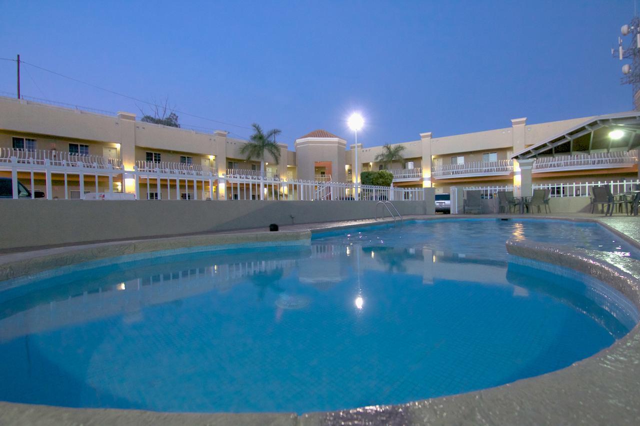 Hotel Premier 埃莫西约 外观 照片